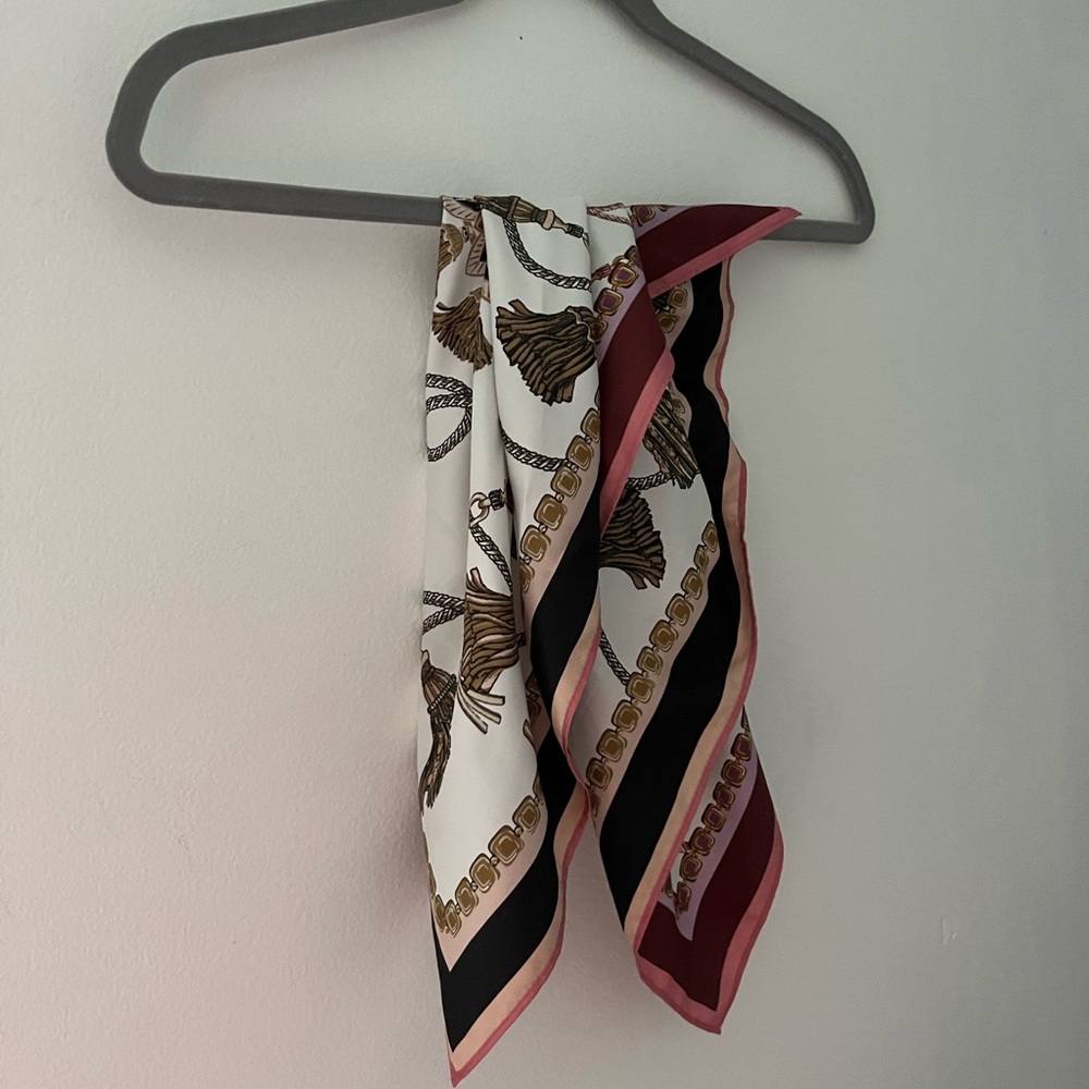 Elegant Silk Scarf with Chain Print